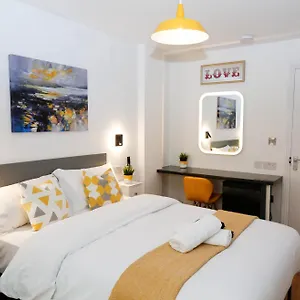 New Luxury In The Heart Of Next To Shops, Cafes, Bars & Metro With Shared Bathrooms , Londyn Wielka Brytania